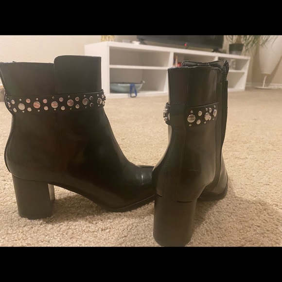 Gorgeous Charles and Keith Us size 7 booties : new, never worn. - Picture 5 of 6